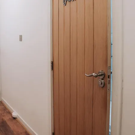 Large Bedroom, Close To Airport And Centre