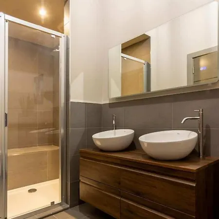 4bdr Beautifully Modernised Accommodation- If You Want To Book, Please Contact On Wh-ats-app - 0034-635-520-036 !!!! Edinburgh