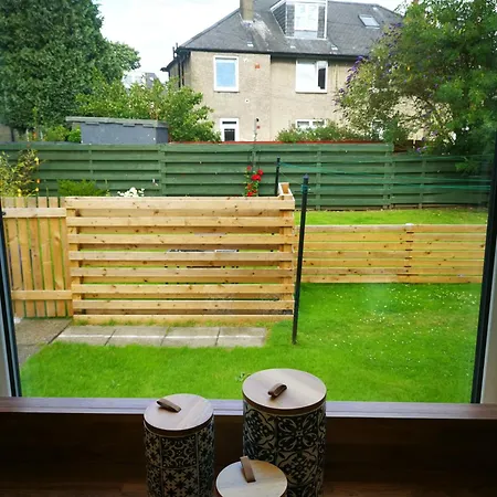 Large Bedroom, Close To Airport And Centre *