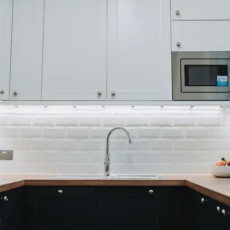 Large Bedroom, Close To Airport And Centre *