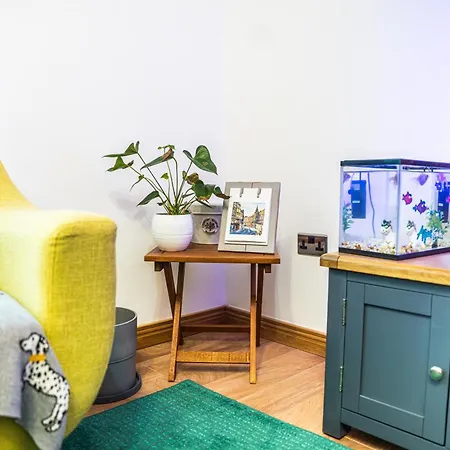 Large Bedroom, Close To Airport And Centre