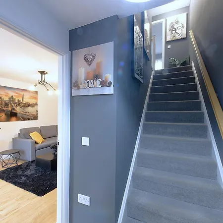 Luxury 4 Bedroom Townhouse With Free Parking *