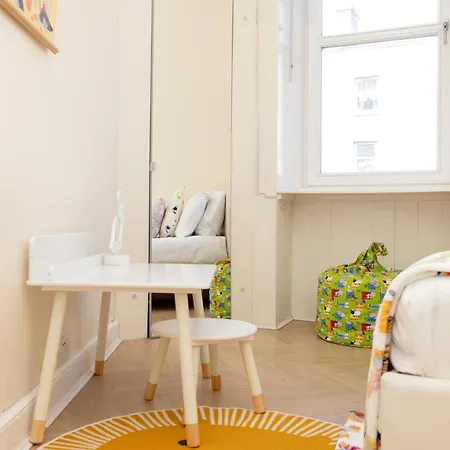 Apartment City Centre Modern Flat For 2 Adults And 1 Child *