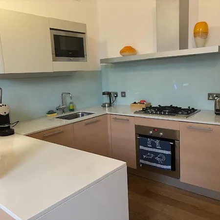 Spacious One Bed Quartermile With Breathtaking Park Views - V *