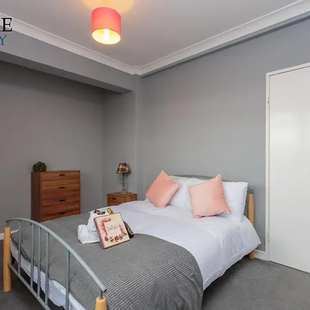 Stunning 3 Bedroom Apartament Edynburg