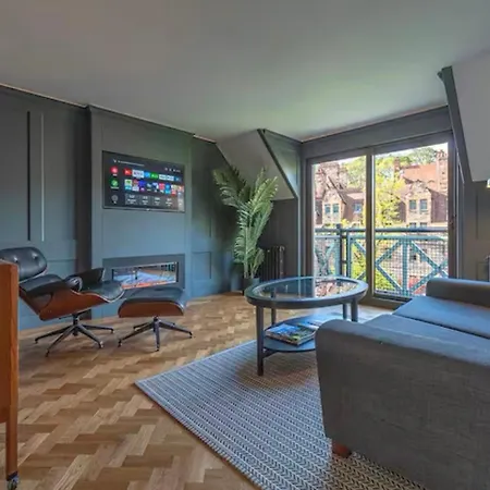 - - With Balcony And Free, Secure Garage Parking אדינבורו