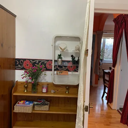 Little Universe Homestay Edinburgh