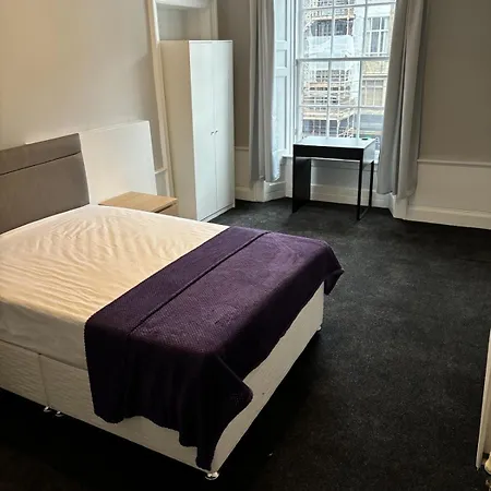 Centre 2- 3 Bedroom Apartment Edinburgh
