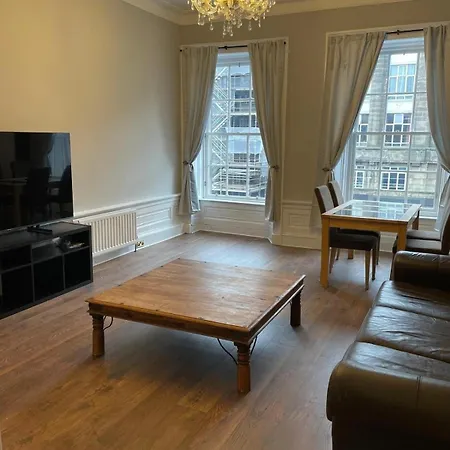 Centre 2- 3 Bedroom Apartment Edinburgh