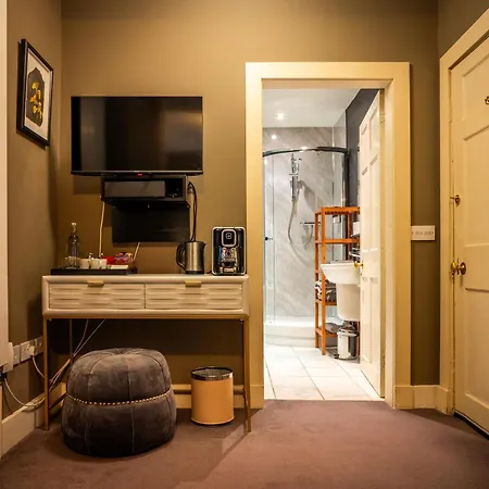 לינה וארוחת בוקר Six Brunton Place