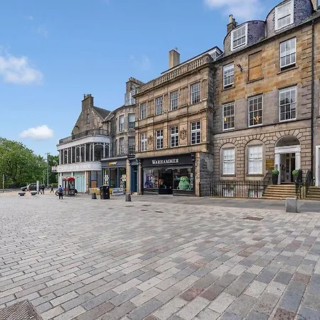 Apartment Super Spacious 4 Bed, Sleeps 6 *
