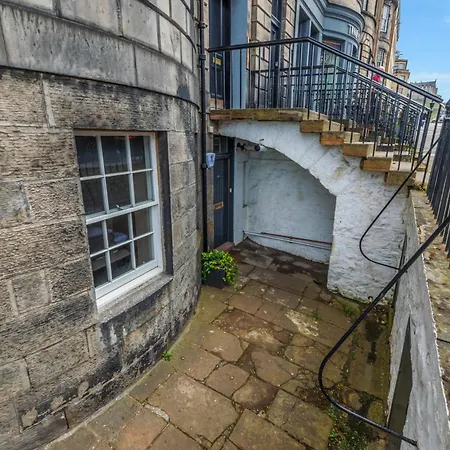 Large 3 Bed 3 Bath - New Town Apartment Edinburgh