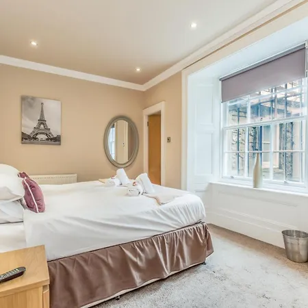 Large 3 Bed 3 Bath - New Town