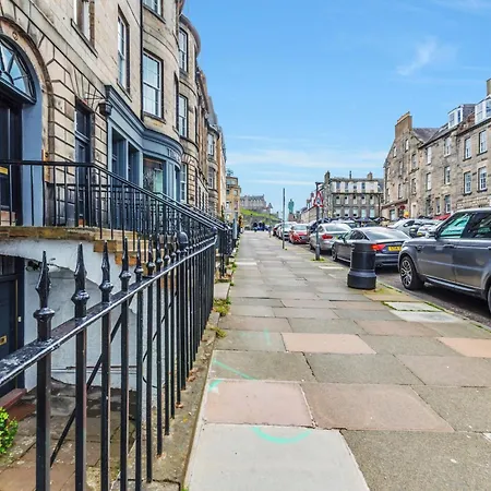 Large 3 Bed 3 Bath - New Town Apartment