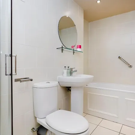 Large 3 Bed 3 Bath - New Town