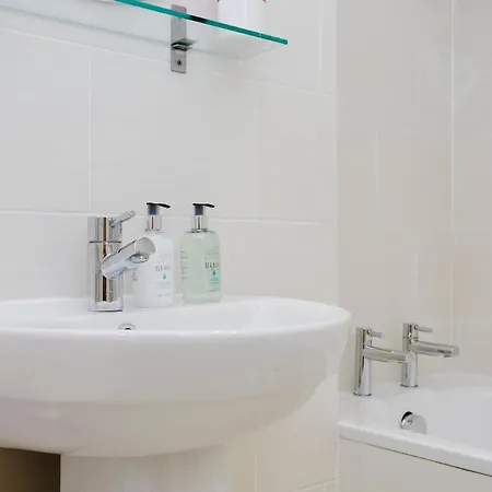 Large 3 Bed 3 Bath - New Town