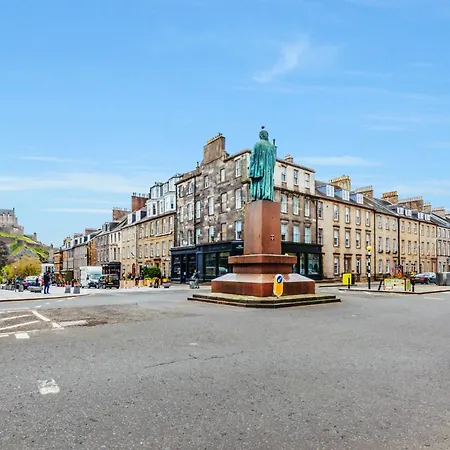 Large 3 Bed 3 Bath - New Town Apartment *