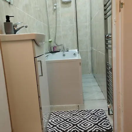 2 Bed Flat Old Town Apartment