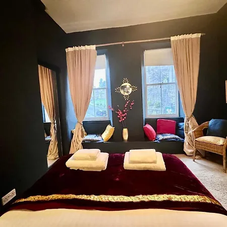 Unique Cozy Nest For 2, Old Town Apartman