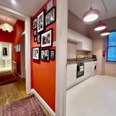 Unique Cozy Nest For 2, Old Town Apartman