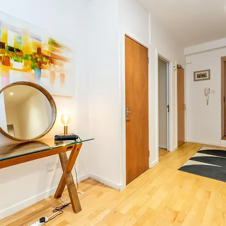 Beautiful Designer 2 Bed 2 Bath Old Town - Parking Эдинбург