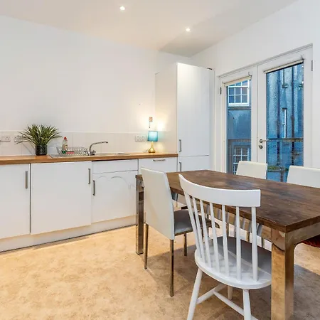 Апартаменты Beautiful Designer 2 Bed 2 Bath Old Town - Parking Эдинбург