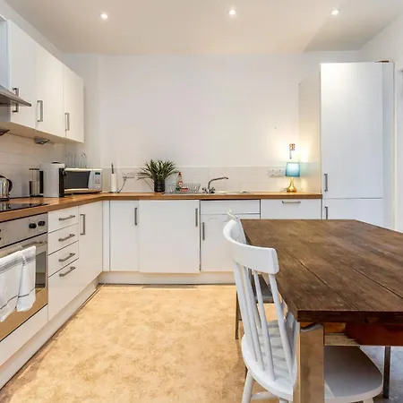 Апартаменты Beautiful Designer 2 Bed 2 Bath Old Town - Parking Эдинбург