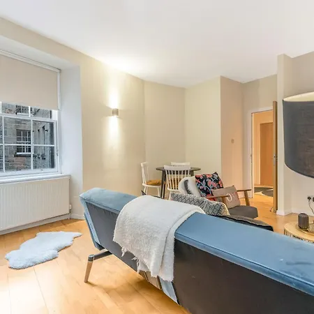 Апартаменты Beautiful Designer 2 Bed 2 Bath Old Town - Parking Эдинбург