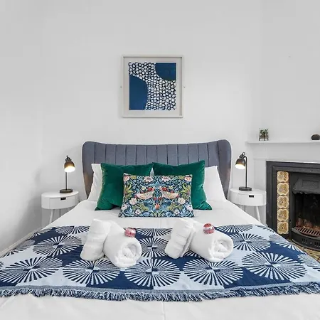 Апартаменты Gorgeous Centre Pad, 2 Bedrooms *