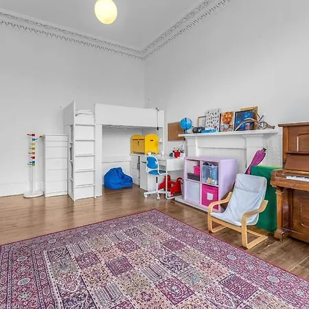 Bright And Spacious Flat Overlooking The Meadows * Edimburgo
