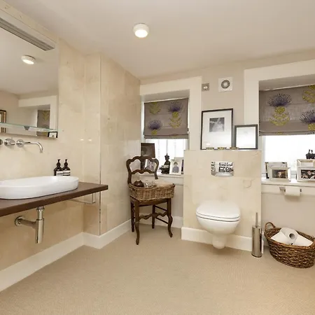 Prestigious Townhouse Close To Princes Street 에든버러