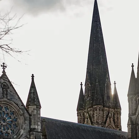 Prestigious Townhouse Close To Princes Street