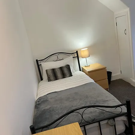 4 Bed Near Airport 펜션 *