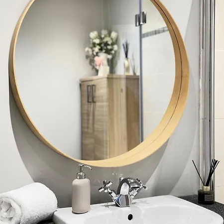 Floor Getaway With Cozy Canopy Bed Apartamento
