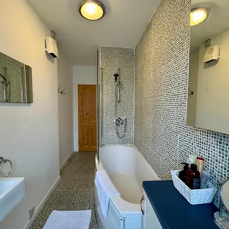Victoria Street - 2br Old Town Get Away! Perfect Location Next To Castle شقة *