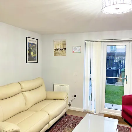 Semesterbostad Newbuild - 3 Bedrooms, 2 Baths,5 Mins From Airport