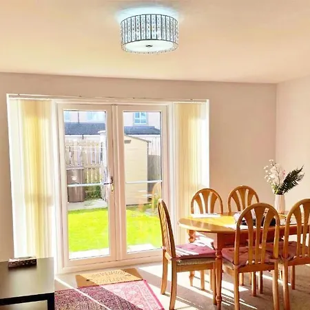 Newbuild - 3 Bedrooms, 2 Baths,5 Mins From Airport Edinburg