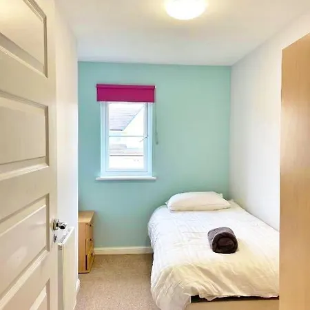 3 Bed House With Parking Near Airport