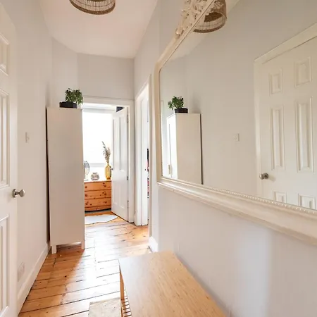 Bright And Quiet 1 Bedroom Apartment, Close To Haymarket شقة *