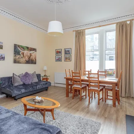 Free Parking | Centre | Sleeps 6 | 2 Bedrooms