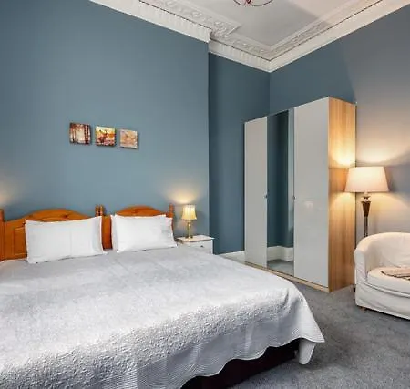 A Two Bedroom - Victorian At 8 Priestfield Road * אדינבורו