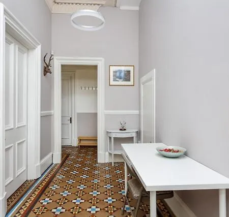 A Two Bedroom - Victorian At 8 Priestfield Road * אדינבורו