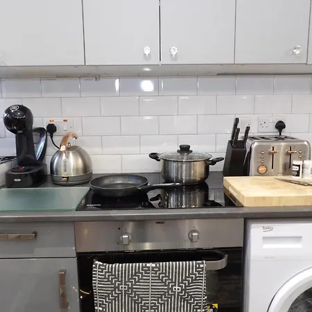 Convenience, Calm Comfort-- A Stylish One-bedroom Retreat Just 3 Stops From The Heart Of The * Edinburgh