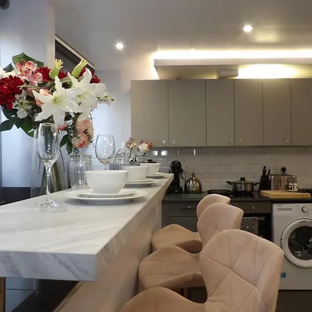 Convenience, Calm Comfort-- A Stylish One-bedroom Retreat Just 3 Stops From The Heart Of The Daire