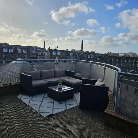 Rooftop Retreat 公寓