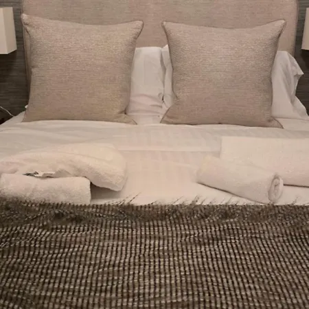 2 Bedroom Sofa Bed In Livingroom Castle View 1st Floor Sleeps 6 Edynburg