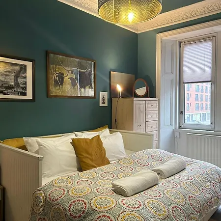 Trendy Historic Flat In Edinburgh