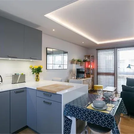 Seaside Luxury - 2min To - 20min Centre Apartment
