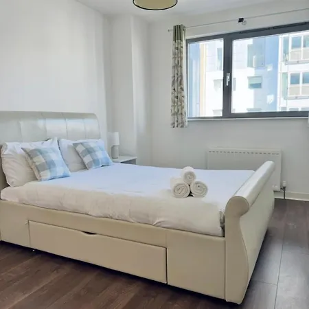 Modern Two Bedroom شقة