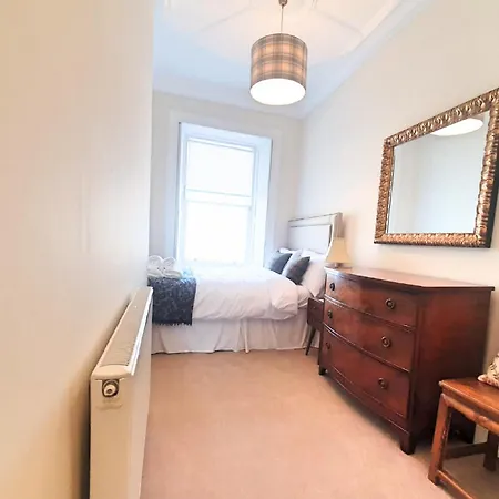 Deluxe 3-bedroom On Princes Street Overlooking Castle * Edinburgh